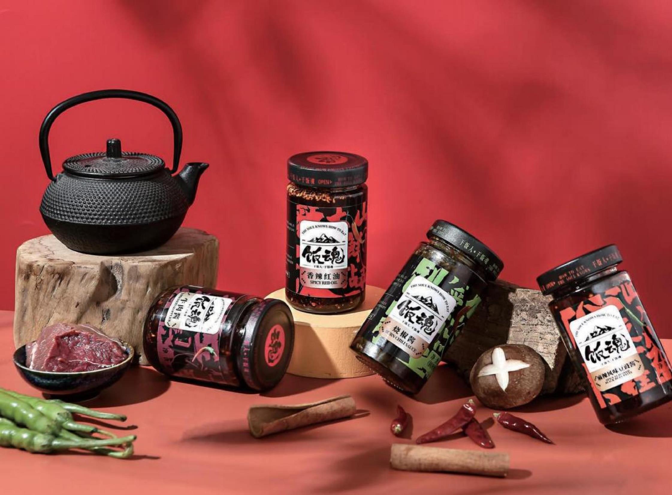 Xiangtianxia Fanhun chili sauce collection with fresh chilies and a cast iron pot